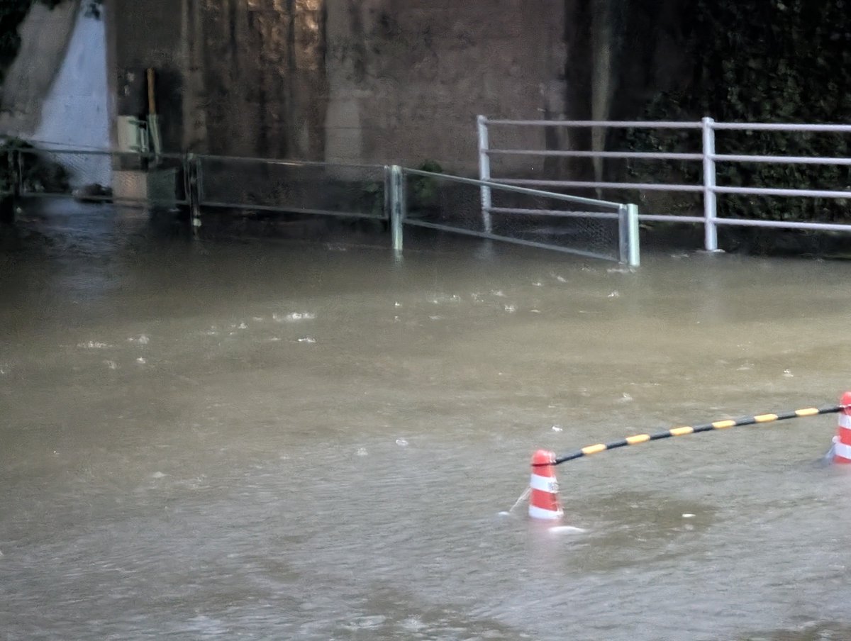 majyuu1's tweet photo. 先月の千葉豪雨ではアンダーパスでも歩道は使えたのだが、今回は歩道すら水没しました。。。
こうなると、上流部の支流等はもしかしたら溢れてる可能性があります。。。
#船橋 https://t.co/uVxtTTKfQj