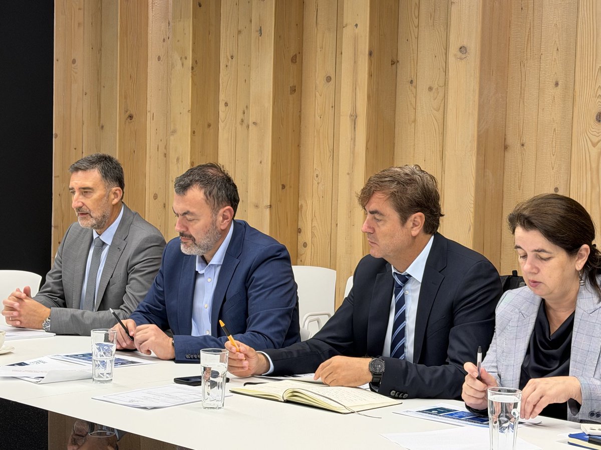 MPoljoprivrede's tweet photo. Ministar Joković je, na poziv ministra Ćulafića, učestvovao u razgovorima o konkretnim koracima za implementaciju WASEC projekta. 

📍Posebno je istakao uključenost opština i finansiranje njihovih projekata, kako bi gradjani osjetili benefite realizacije ovog projekta što prije. https://t.co/8bKQEbeoyB
