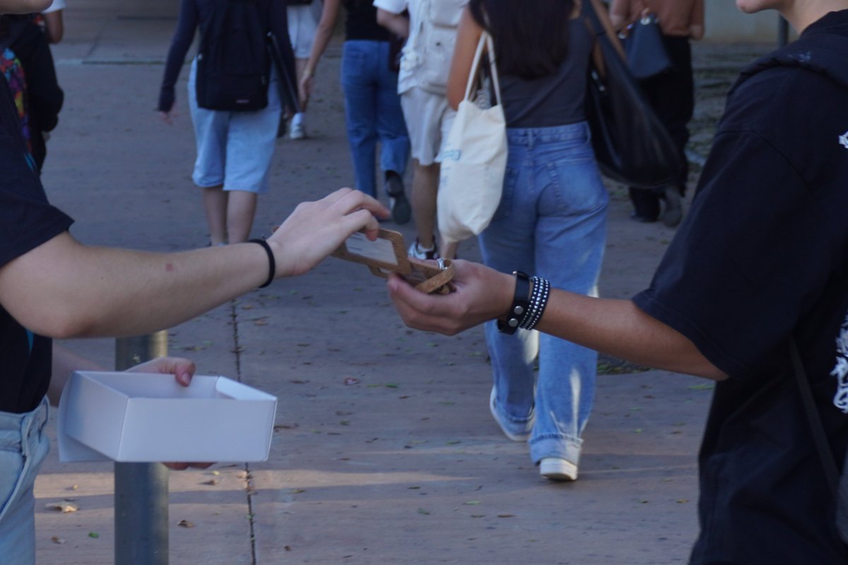 AMAUPV's tweet photo. Mañana 22 de septiembre se celebrará el día oficial sin coche y el transporte público será gratuito. 

¡Acércate a la #UPV de manera sostenible y recibe un regalito!

Además, en el Ágora de Vera, la EMT realizará dinámicas por una movilidad sostenible y repartirá un obsequio. https://t.co/Mqru0x137H