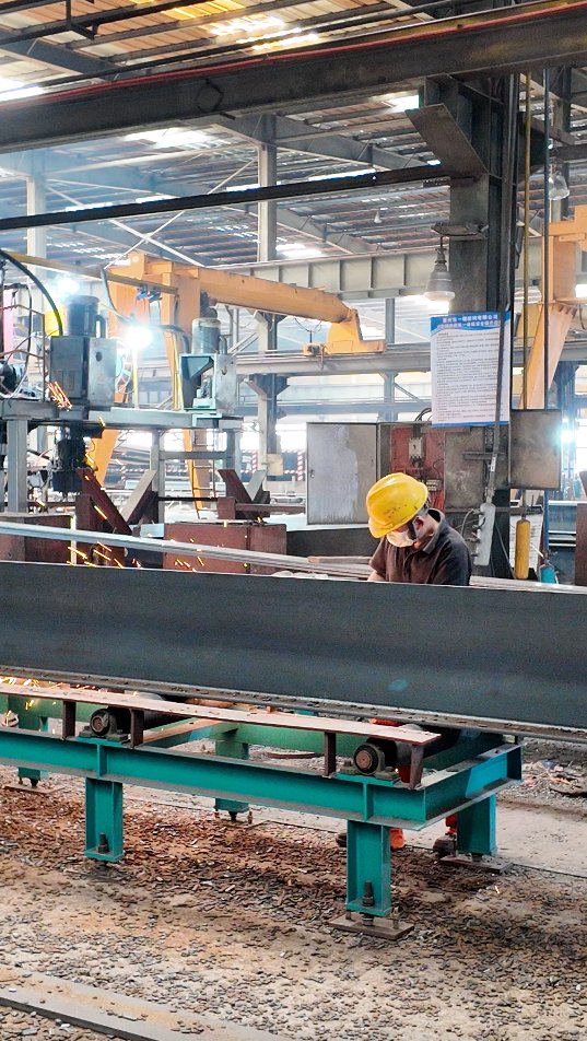 dongyi_steel's tweet photo. H-beam Cutting & Blanking Process for Steel Structure Fabrication #HBeamProcessing #SteelStructureBlanking #SteelFabrication #BridgeSteelStructure #LightAndHeavySteelComponents #PrecisionCutting https://t.co/4rMdyUx4Sv