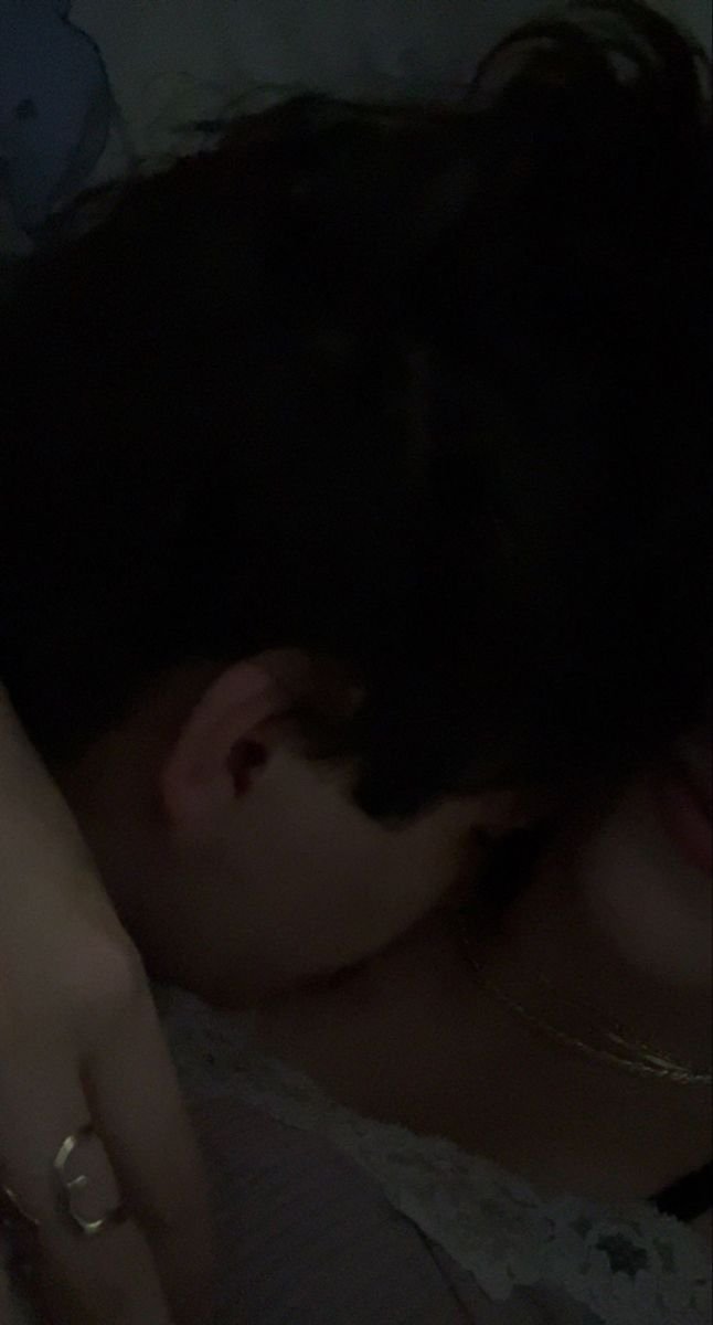 kayelijahlangs's tweet photo. Me thinks this is Elijah’s favorite cuddle position, where he can just bury his face in Klare’s neck and sniff all her strawberry scent 😩 https://t.co/poT9EImroA