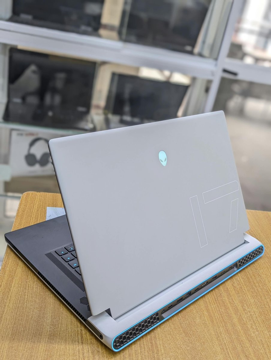 OffixpressCm's tweet photo. 🔥 ALIENWARE M17 R2 GAMING MONSTER DISPONIBLE 🔥

Une machine conçue pour les gamers exigeants, les créateurs de contenu et les professionnels qui veulent de la puissance sans compromis 💻⚡

🚀 Intel Core i9-12900HK (12e Gen) jusqu’à 5.0GHz
🎮 NVIDIA RTX 3080 Ti 16GB GDDR6 (175W TGP)
⚡ 64GB RAM DDR5 4800MHz
💾 SSD NVMe 2TB PCIe 4.0
🖥️ Écran 17.3" FHD 480Hz – 100% sRGB
🌈 Clavier RGB 4 zones
📸 Caméra FHD 1080p
🔌 Thunderbolt 3, HDMI 2.1, WiFi, Bluetooth & plus

✅ État : Grade A++ (comme neuf)
🛡️ Garantie : 12 mois

💰 Prix : 1 400 000 FCFA

🔥 Une véritable machine de guerre pour le gaming, le montage vidéo, la 3D, l’IA et les tâches professionnelles lourdes.

📩 Disponible maintenant — ne laissez pas cette bête vous échapper !

#Alienware #RTX3080Ti #GamingLaptop #GamingPC #TechCameroon #Douala