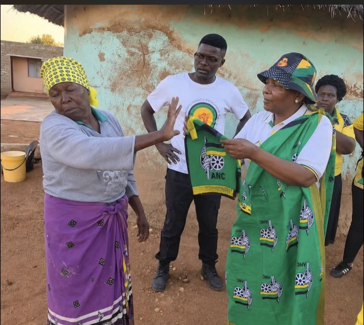 Ndlombango's tweet photo. We’re on the right track comrades. https://t.co/frcakt9WaV