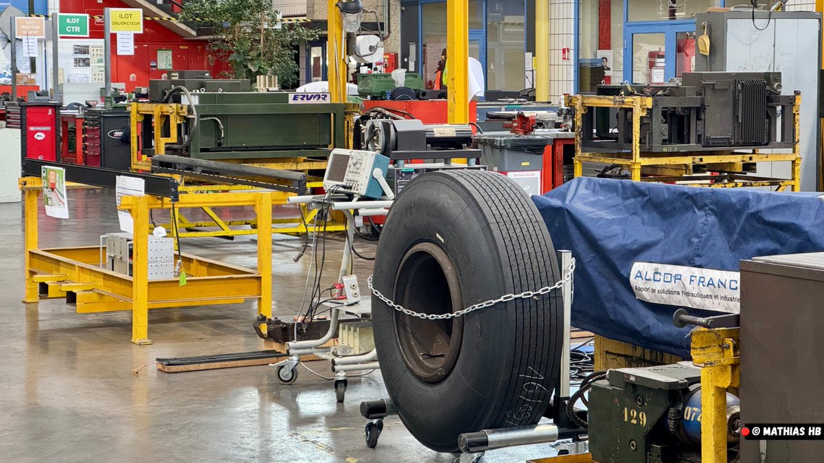 MathiasHb's tweet photo. 🔍 Retour sur l’édition 2026 des #JEP @TCL_reseau. Découvrez ou redécouvrez trois sites iconiques :

🚇 L’atelier du Thioley à Vénissieux, unité de maintenance des rames MPL85 de la ligne D, premier métro automatique du monde à grand gabarit.

🧵Suite👇🏻

#Lyon #TCL #Mobility https://t.co/1bHbBdfw3V
