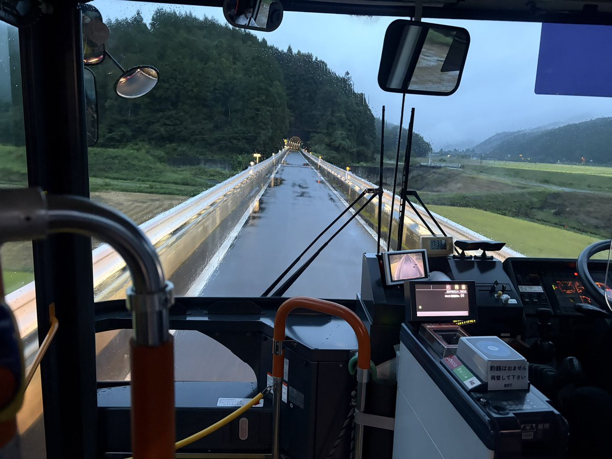 ex_mothra's tweet photo. 乗り継ぎの気仙沼行きBRTもっとヤバい。
電車の線路をアスファルトで潰してバスで走るとかいうレアもので、見たことない絵面の景色。元が単線線路に専用バスが行くので、すれ違いも絶無で、あまりにも息苦しい寂しさの中をひた走る。一度これは味わう価値がある。 https://t.co/MGw93P1vNZ