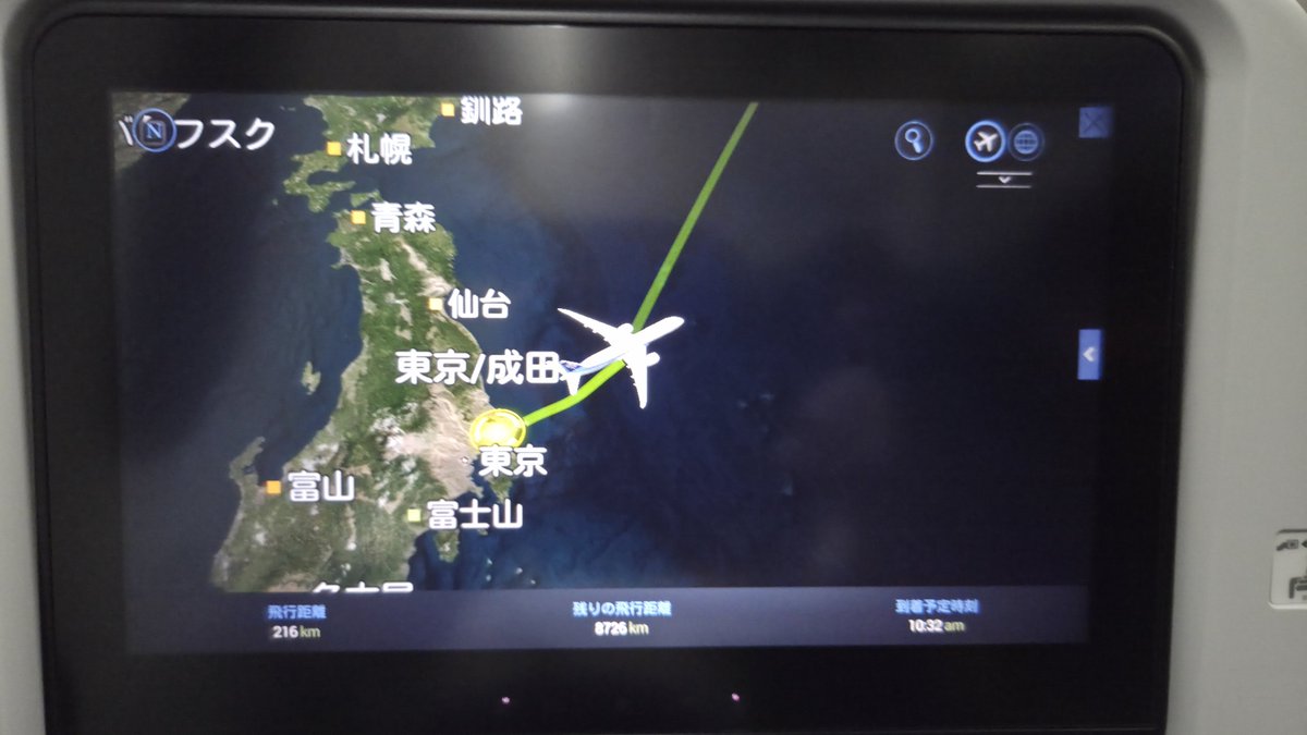 faustk2000's tweet photo. 台風を避けて飛ぶのかと思っていましたが、正面突破のコースでした。最初は揺れていましたが、収まっています。 #ANA #NH006 https://t.co/j69WOO70sB