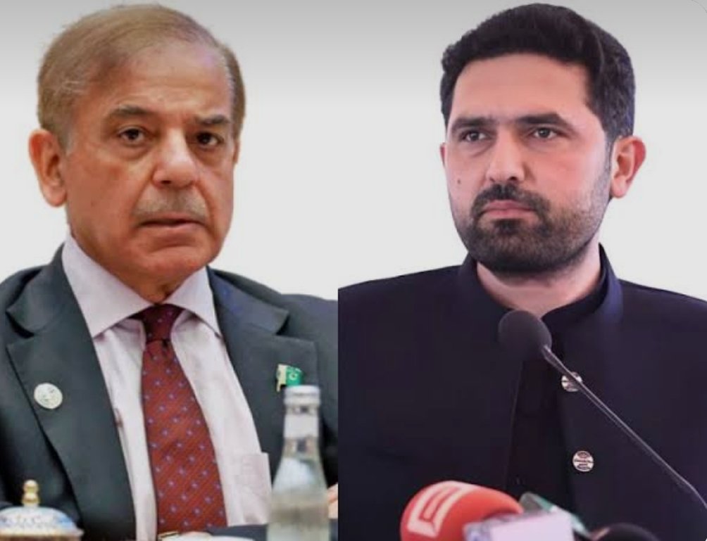 hasankhyber's tweet photo. بے حسں قوم کی بے حس قیادت ۔۔
پختونخوا سے دو دنوں میں چالیس شہداء کے جنازے: سیاسی قیادت کی بے حسی قابل دید
✓ نہ کسی نے وزیراعلی کو غمزدہ یا پریشان دیکھا کیونکہ انکا علیمہ باجی کا غم بڑا ھے۔۔
✓ نہ وزیراعظم کو احساس -لندن میں آرام فرما رھےہیں تاکہ نیویارک کے سفر میں خلل نہ ھو-   اگر وزیراعلی اور وزیراعظم واقعی عوام کے منتخب ھوتے اور عوام کا درد دل میں ھوتا۔۔ تو یہ رویہ نہ ھوتا۔۔اگر یہ کسی اور مہذب ملک میں ھوتا تو وزیر اعظم سب کچھ کینسل کرکے واپس آ تے اور پشاور میں بیٹھ کر سیکورٹی کو لیڈ کرتے۔۔
وزیراعلی تو عوامی نہی بلکہ عمرانی وزیراعلی ھے ان سے گلہ بے جا۔اار اگر شہداء کے جنازے میں بھی شرکت کرتے تو ان کی باجی ناراض ھوتی۔۔
اور ہاں صدر صاحب۔۔ شائد انھیں کسی نے بتایا نہی ھوگا۔۔ورنہ بلاول سے تو کہتے کہ پشاور جاو۔۔۔
ان کے کیلئے قوم قربانیاں دیتی ھے۔۔ لیکن سیانے کہتے ہیں جیسا گوشت ویسا شوربہ۔۔۔
#terrorism #pakistan