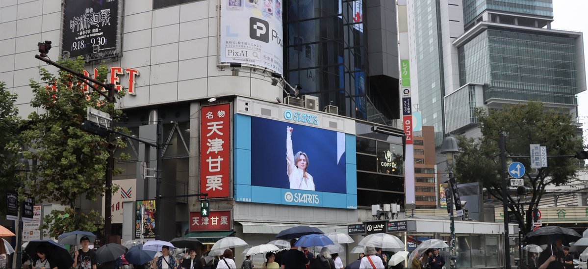 KOICHIDOMOTO_EL's tweet photo. ＼ビッグボード＆ビジョン掲載開始 ／

┈┈┈┈┈┈┈┈┈┈┈┈ 
Blu-ray & DVD
KOICHI DOMOTO LIVE TOUR 2025 RAISE   
2026.9.23 Release 
┈┈┈┈┈┈┈┈┈┈┈┈ 
👑MAGNET by SHIBUYA109 
　 ビッグボード
👑渋谷スターツビジョン
 
🗓️期間：9/21（月・祝）〜9/27（日）​
 
⚠️施設関係者へのお問い合わせはご遠慮ください。
ルールを守ってお楽しみください。

台風の影響もございますので、どうか無理をなさらず、期間中ぜひお楽しみください。