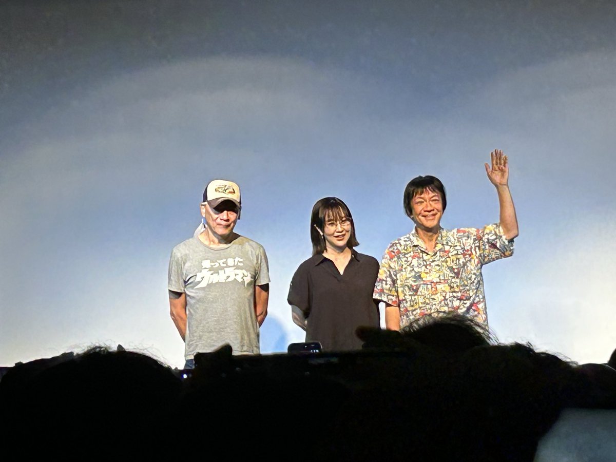F6TEAMKADZ's tweet photo. 今日は渋谷に『河崎実監督の初監督作品幻の8ミリ映画復活上映』に行ってきました。
一枚目､左より､河崎実監督､平田弥里さん､私、原口智生監督。
私が着ているＴシャツは『メソポ田宮文明』さんデザインの『お湯わいてるぞう』Ｔシャツです。
#河崎実　さん
#平田弥里　さん
#原口智生　さん https://t.co/Ze5ki658rE