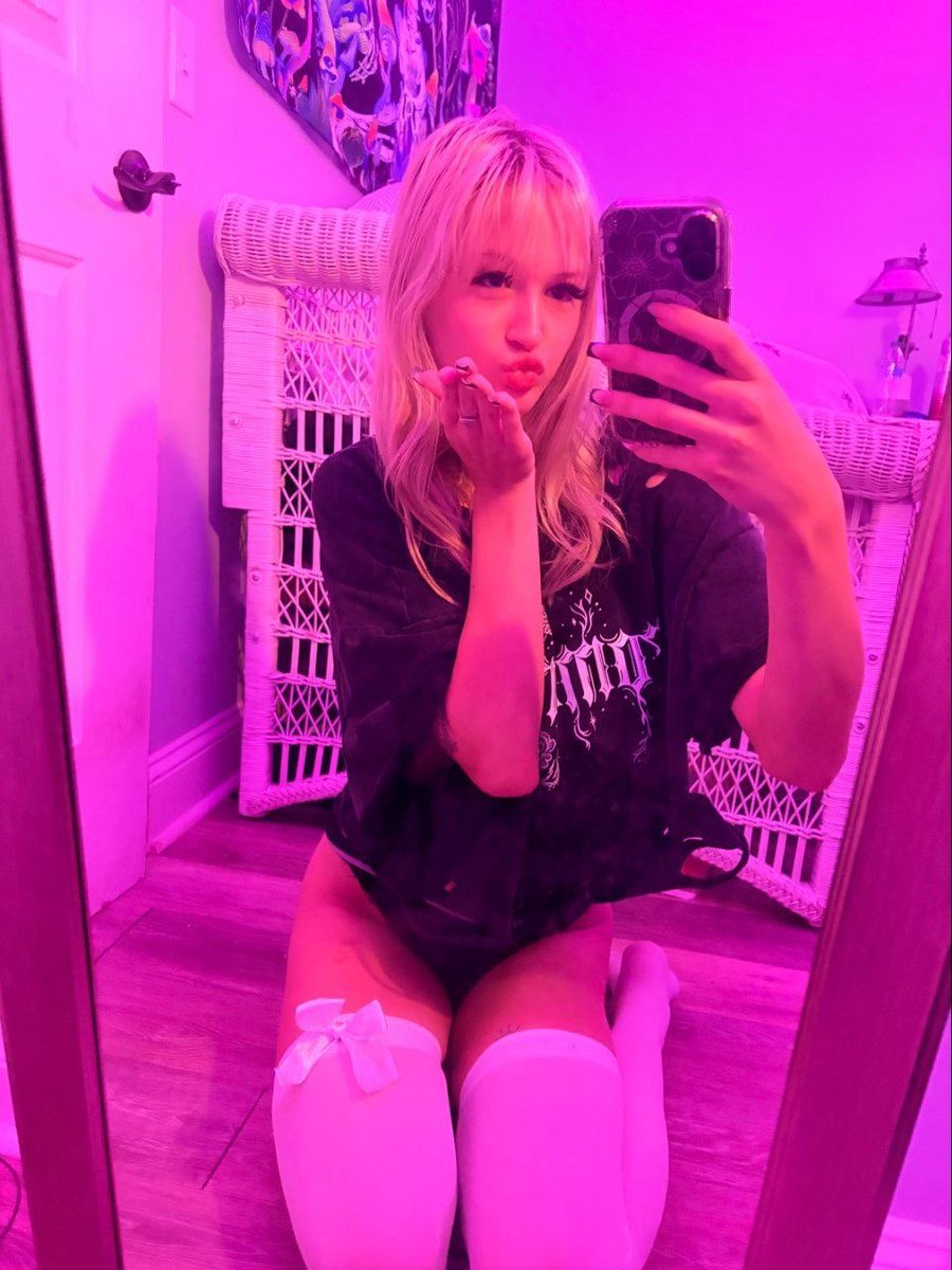 oliviaford30's tweet photo. i hope u caught the kiss i blew https://t.co/5vRUxUITzG
