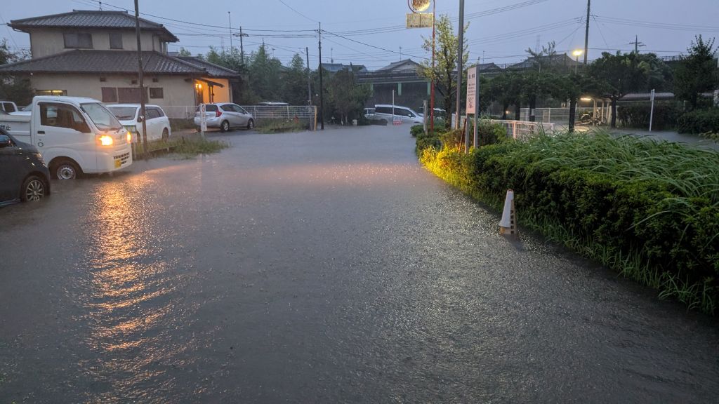 ryugasaki_city's tweet photo. 【龍ケ崎市災害対策本部】2026/09/21 17:45
現在、市内の複数箇所で冠水が発生しています

市では、排水ポンプをフル稼働させていますが、降雨量が非常に多く排水まで時間がかかる見込みです

不要不急の外出を控え、自宅2階や高いところへ避難してください

#龍ケ崎 #龍ケ崎市災害 https://t.co/msKSs7ewiC