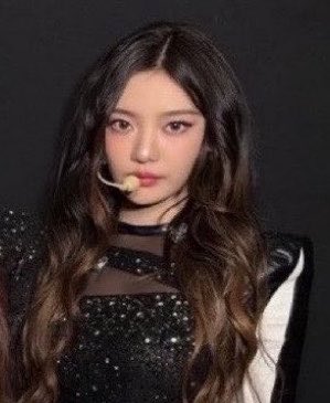 younjungllit's tweet photo. now.. who is this? https://t.co/sXVwtgLxyi