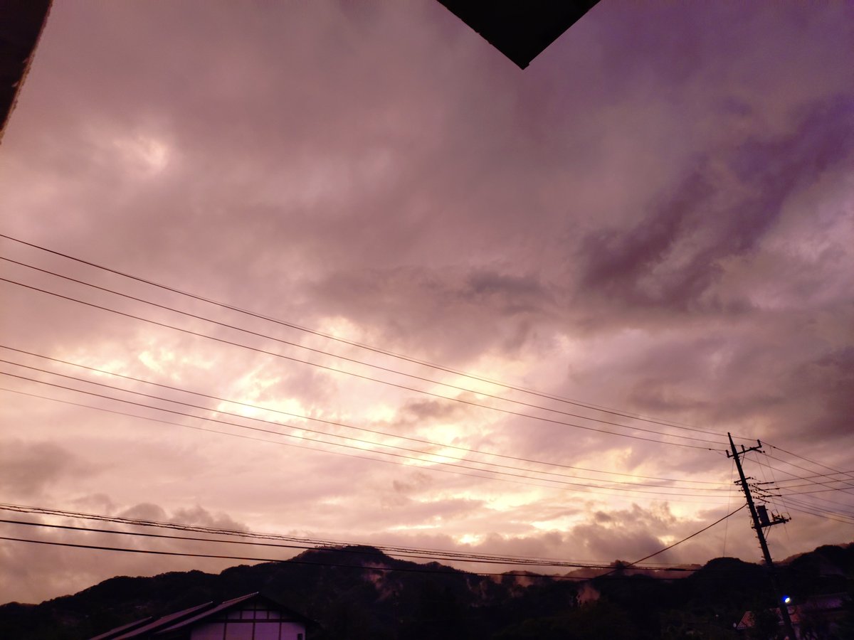 ty2841's tweet photo. これから台風来るっていうのに不気味な、夕焼けだったから思わずパチリ📸
実際は、もっとオレンジなんだけど💦 https://t.co/8CmOCdgz4n