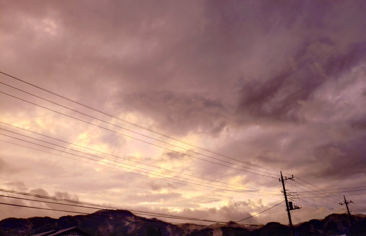 ty2841's tweet photo. これから台風来るっていうのに不気味な、夕焼けだったから思わずパチリ📸
実際は、もっとオレンジなんだけど💦 https://t.co/8CmOCdgz4n