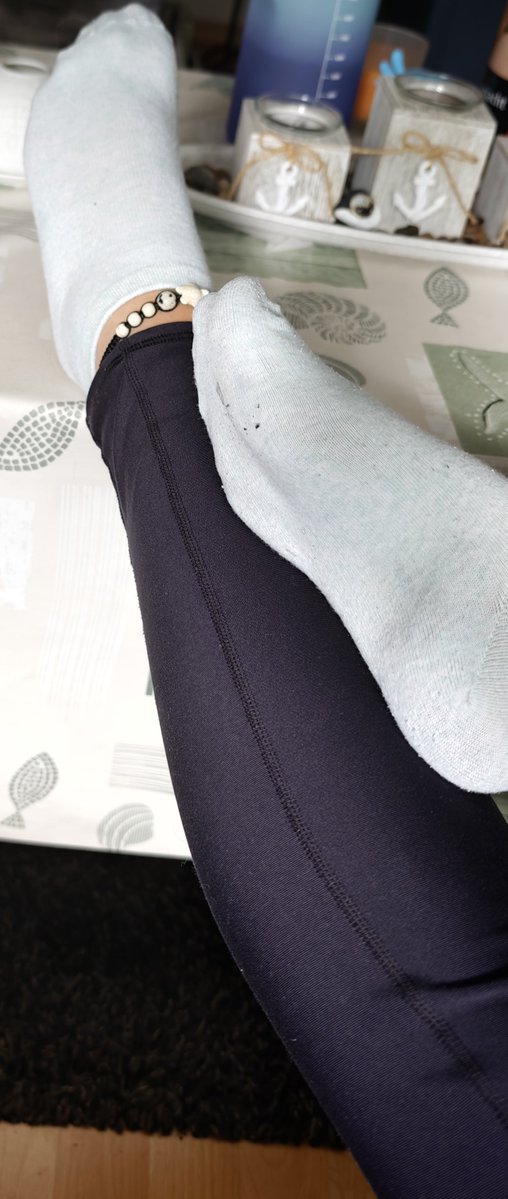 ChristinaM4446's tweet photo. Guten Morgen 😉 Die Versuchung ist groß für euch. Na wer will dran riechen? 😈 Ihr wisst wie es geht😏😏🫰🫰💸💸 #socken #socks #fußliebhaber #coffeesends #feetdindom #findom #geldherrin #zahlsklaven #zahlsklave #paypig #paypigwanted https://t.co/f8LBxL4M3s