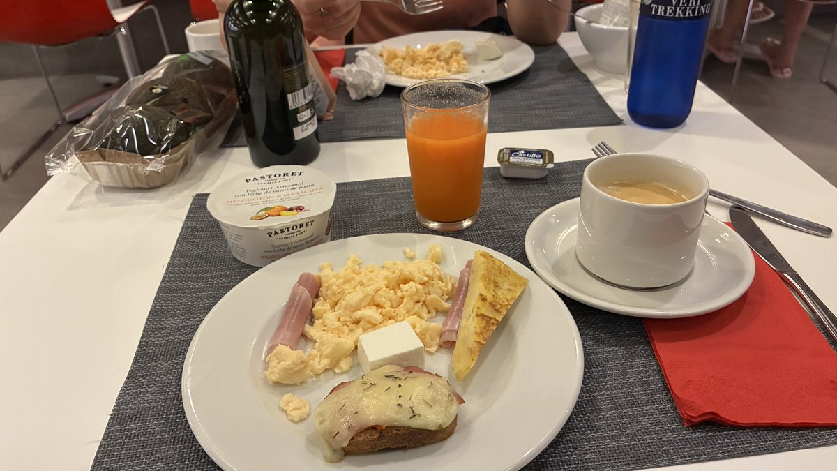 SLP_CPC's tweet photo. @GalianaRgm @Amor_De_Cine Buenos días Galiana y amigos, hoy aunque tarde llego con mucho gusto un poco m��s temprano al desayuno, como les comenté hace algunos días estamos en Barcelona, ayer estuvimos en misa en la Sagrada Familia (puedo poner un pequeño video?) saludos y buen día para todos 
🙏☕️🎼🇲🇽 https://t.co/TbH1G7dnab