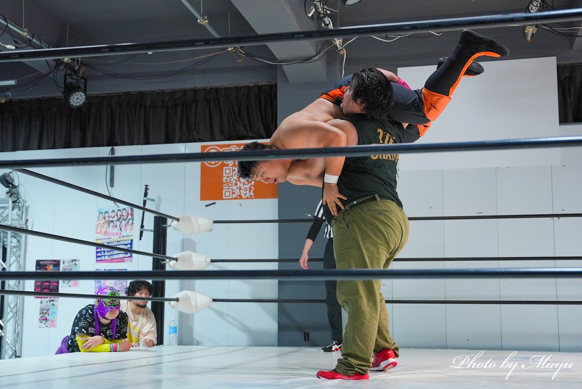 mayu_ust's tweet photo. #RAW93
第三試合
牛久"THE CHAMP"剛太郎
VS
菩鬼金剛(健康プロレス)
本当にリング壊れちゃいそうだった!
問答無用でデカい!
この2人は次回 #健康プロレス でタッグを組むのでそれも楽しみ!! https://t.co/thkMtlC9Cl