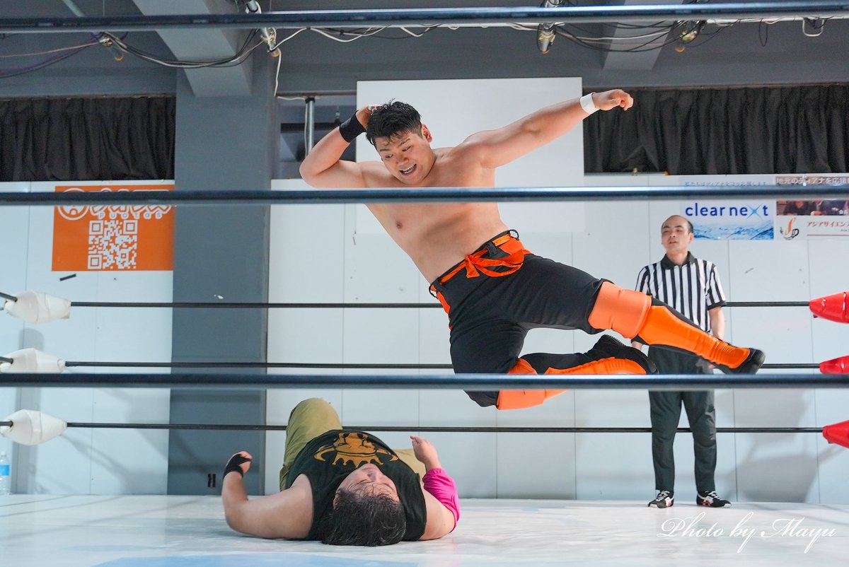 mayu_ust's tweet photo. #RAW93
第三試合
牛久"THE CHAMP"剛太郎
VS
菩鬼金剛(健康プロレス)
本当にリング壊れちゃいそうだった!
問答無用でデカい!
この2人は次回 #健康プロレス でタッグを組むのでそれも楽しみ!! https://t.co/thkMtlC9Cl