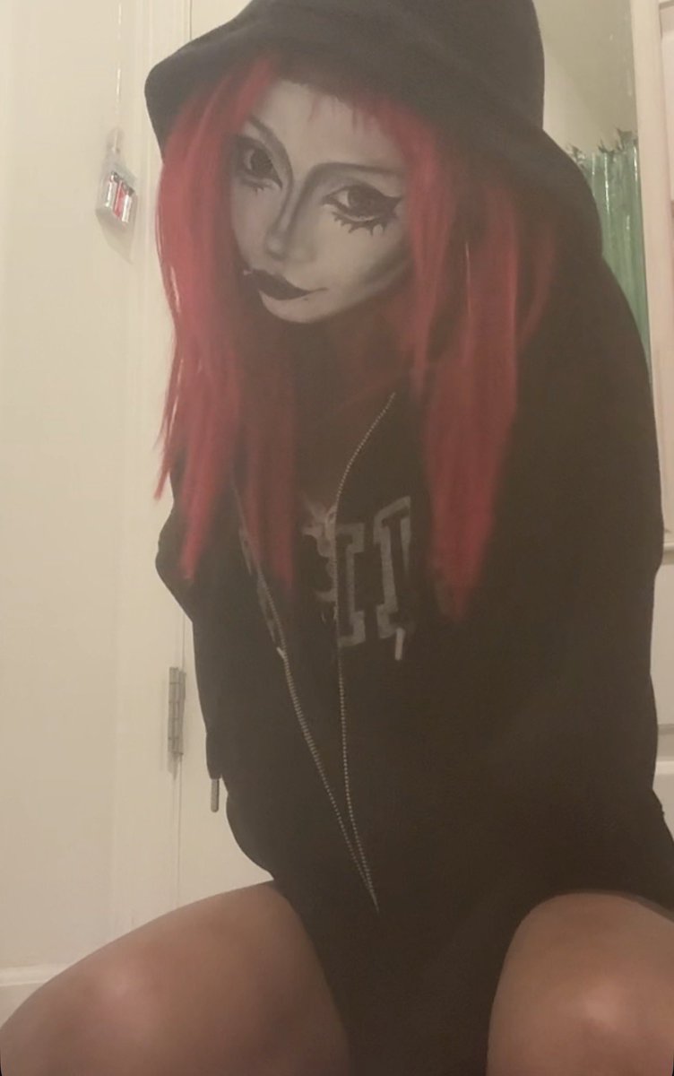elfendihh's tweet photo. old pics bet theyre cute so hello ! would you let this creepy one in your room ??? https://t.co/CPy455XKEB
