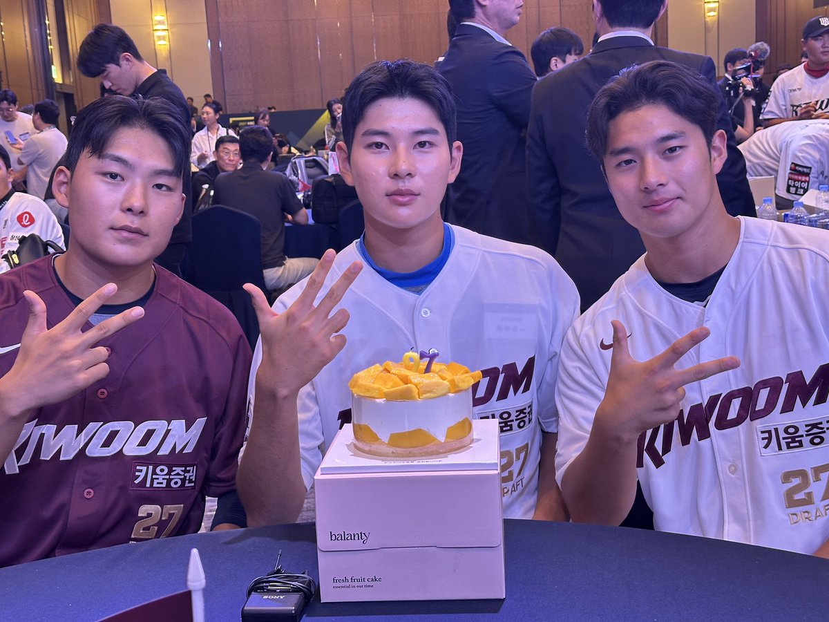 jhpae117's tweet photo. 키움히어로즈가 2027 KBO 신인드래프트 현장에서 1라운드 전체 1순위로 지명한 하현승을 비롯해 구단에 지명된 선수들에게 축하의 의미를 담아 망고 케이크를 선물했습니다 https://t.co/zeZL7i2qQO