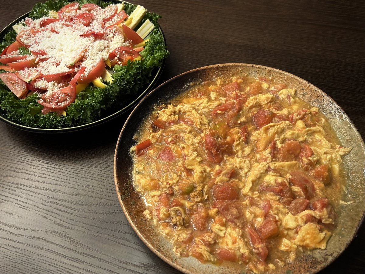 lion007's tweet photo. シルバーウィークは料理週間。
久しぶりのキッチン。
大好きなトマトたまご炒め。
トモとタマに見守られながら
（指導されながら？）
家族に「トマトの圧がすごい」と笑われながら
とにかく、美味しくできました。

台風 どうかお気をつけて……。 https://t.co/6Y5w5zzcfC