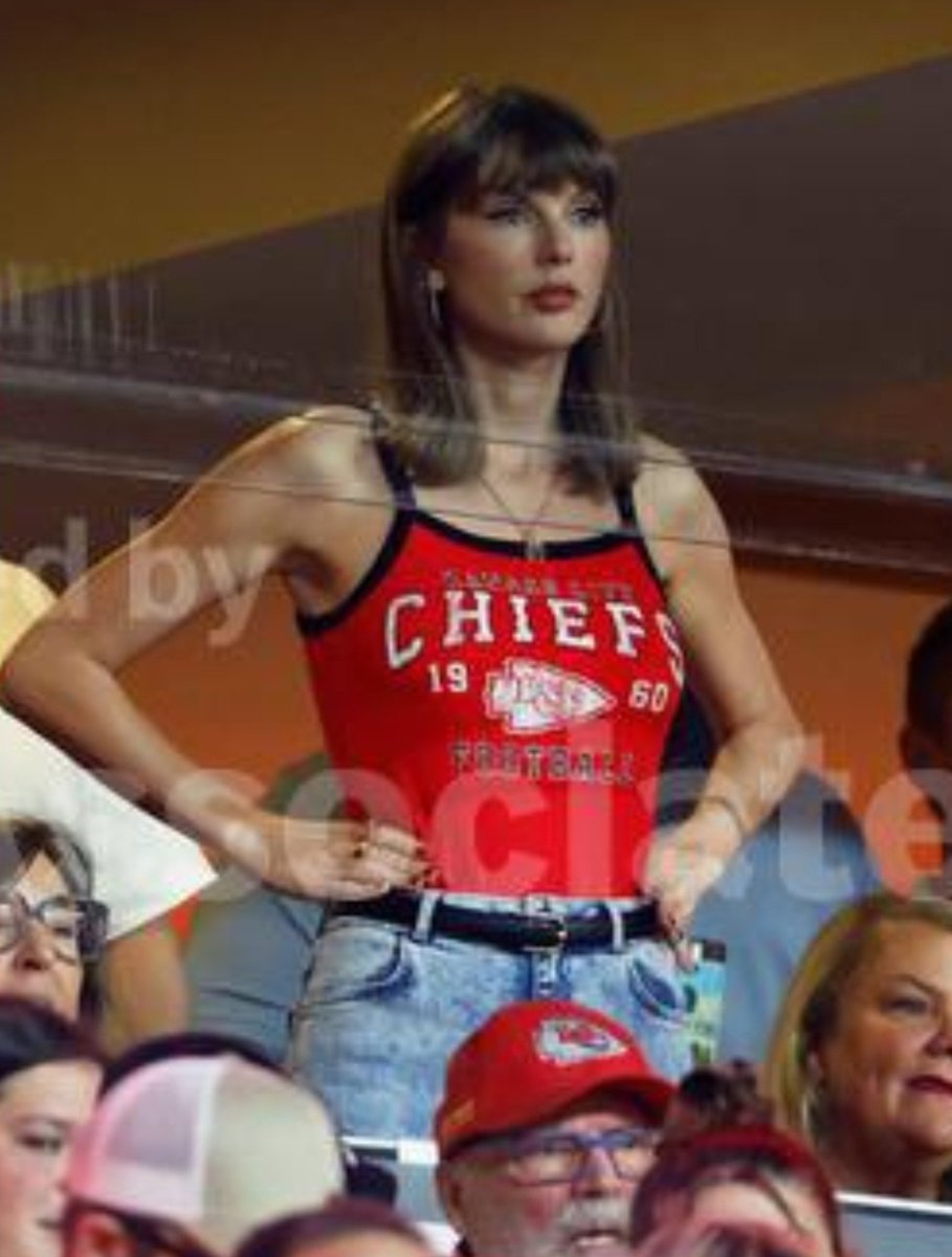 downbadABI's tweet photo. seeing taylor           remembering 
happy at the        saccharide, aries
     game                from the vineyard 
 .                                  north or south https://t.co/b2VpiuWCAU