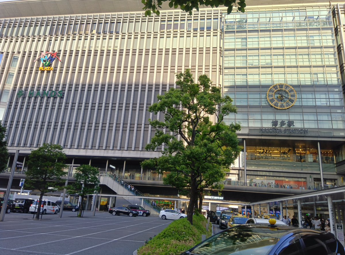 noryoyuka's tweet photo. 乗車した新幹線こだま号は東海道新幹線内でのぞみ号の車両不具合があった影響で

始発岡山で数分遅れ→終点博多で17分遅れ

となったものの大きくは遅れず、無事福岡の今日のお宿に到着
今夜は福岡といえばやっぱりラーメン屋台に行ってみますか〜 https://t.co/Cvw2zFVqWx