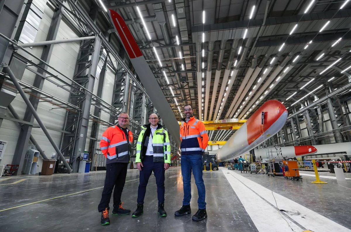 humber_energy's tweet photo. The first blades for @OrstedUK Hornsea 3 wind farm have been produced at the @SiemensGamesa facility in Hull.
Each blade measures 115m in length - slightly longer than a Premier League football pitch. ⚽
Read more about it: https://t.co/l2nZxzKYdG
#HumberEnergyBoard https://t.co/nykNA2xyk6