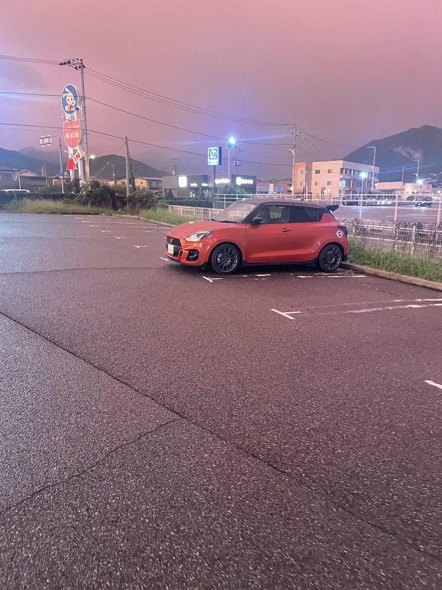 Miyu_too2's tweet photo. 夕焼けが凄いオレンジだった！🍊✨
写真だと綺麗に映らん💦 https://t.co/5G6Fxkw3QG