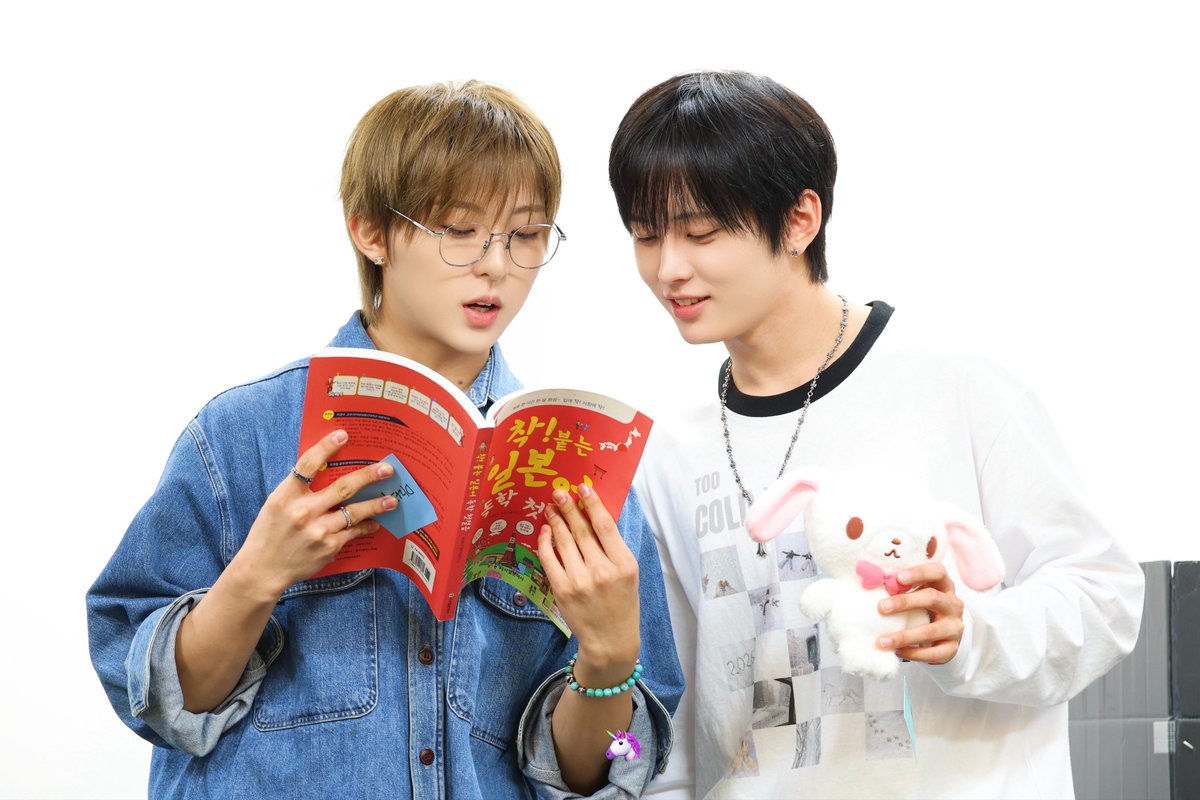 unipyorn's tweet photo. 260916 점브업

착! 붙는 일본어 교실 👨‍🏫📕👨‍💻

#LIN #MIRAKU #NouerA
#린 #미라쿠 #누에라 https://t.co/dptiyy3PAh