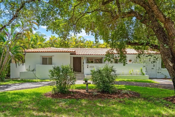 garciabanchs's tweet photo. My cousin Patricia Banchs is selling this home in Coral Gables, Florida.

📍 1540 Dorado Ave, Coral Gables, FL 33146

I’d really appreciate it if you could share this post with family, friends, or anyone who might be interested.

🏡 More information and photos:
https://t.co/UPGsrDWjMi
Thank you for helping us spread the word!