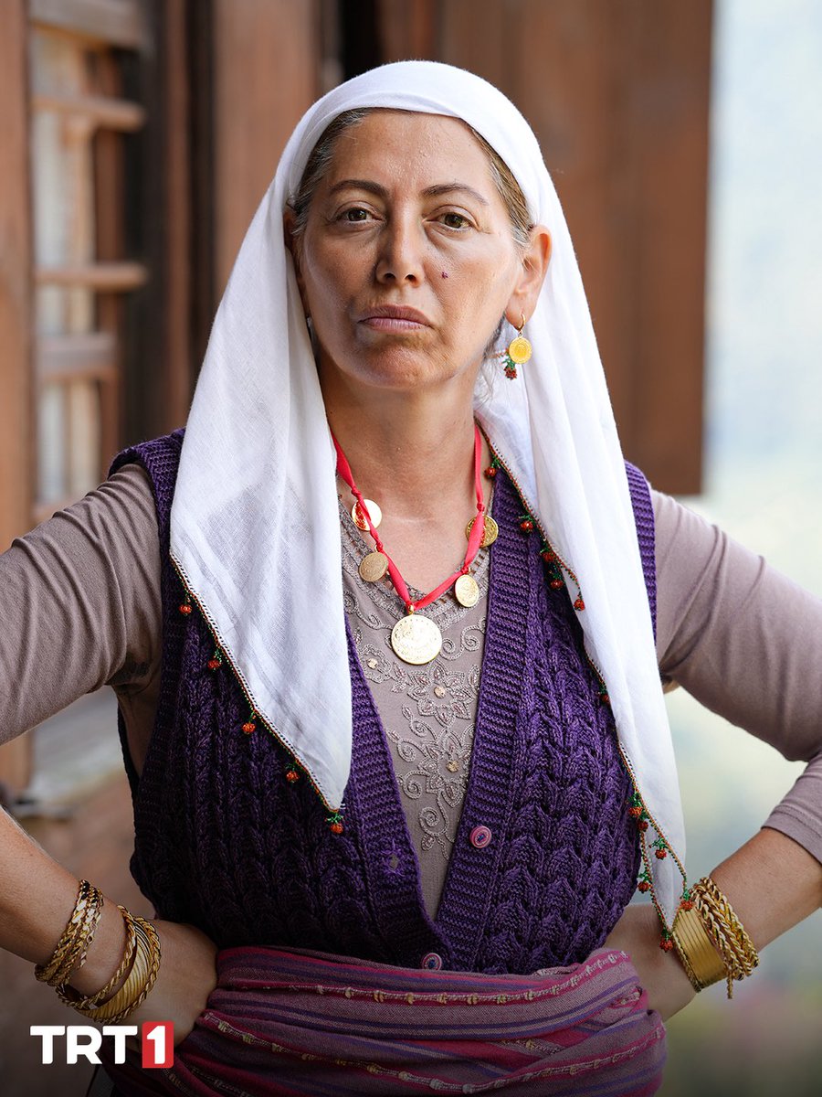 tasacakbudeniz's tweet photo. Karşınızda süt anamız Emriye, gözü açık Huriye ve aklıyla oynayan Cengiz Volkov! 👀

Emriye köyüne eli boş dönmüyor. (Bir dönüşü var ki sormayın! 🙃) Yanında öfkesini ve Adil’in üzerindeki büyük gücünü de getiriyor. Ona göre Adil’in affedilemeyecek tek bir suçu var: Bir Furtuna geliniyle evlenmek! 

Huriye ilk bakışta kimsenin düşman saymayacağı türden bir tehlike. Ama sevimli kızımızın gözü açık, hesabı kuvvetli. Hayat ona küçük yaşta tek bir şey öğretti: Önünden geçen fırsatın arkasından bakılmaz. 😏

Ve Cengiz Volkov! Timur Volkov’un oğlu. Babasının aksine onun silahı ne kurşun ne de kaba kuvvet; hukuktaki açıklar ve insanların zaafları. ⚖️ Ama Karadeniz’de onu, babasının bile hesap etmediği bir sürpriz bekliyor! 🤫

#TaşacakBuDeniz 2. Sezonuyla yakında @trt1’de!