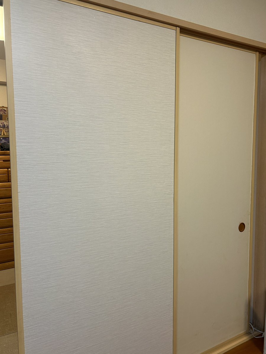 KhMinako's tweet photo. 襖、上下を間違えてしまったので、引き手位置がすごく上の方になっちゃった。取っ手をつける前だったから、壁紙を切らずにのっぺりさせておくことで解決。いや，解決してるのか…？右は張り替え前。もう２枚、4面やってぐったり。 https://t.co/V1Qz90QAJk