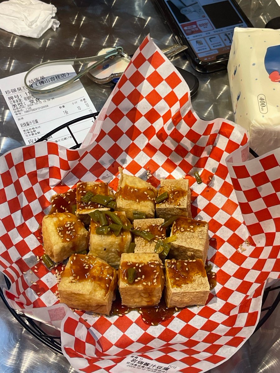 LeaApi's tweet photo. [Late-night roadside snack hit: Crispy fried stinky tofu with spicy sauce, steam curling up, perfect for filling your stomach! ]， https://t.co/FQ5PU5Vxtm