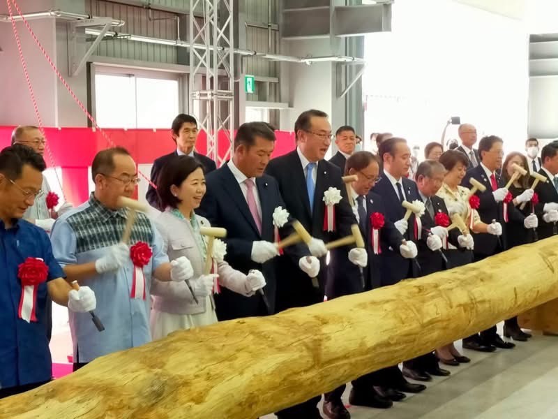 okada3769's tweet photo. 【古謝げんたＶロード沖縄知事選！担当大臣から始まった４年間の軌跡（その２）】

沖縄担当を含む国務大臣・内閣府特命担当大臣に就任したのは2022年８月。翌９月には玉城デニー知事が再選しました。
沖縄担当大臣は就任後、那覇に出向いて知事と会談するのが慣例で、メディア注視の緊迫した顔合わせに。

玉城氏から米軍普天間飛行場の名護市辺野古への移設に反対する旨、述べられましたが、それは外務大臣や官房長官にでも言うべきこと。
沖縄担当大臣の仕事は沖縄経済の振興や県民生活の向上。基地問題と無関係ではないが、直接の所管ではありません。

沖縄県と国との関係が難しい中でも、火災に遭った沖縄のシンボル首里城正殿などの復元は素早く。焼失当時、官房副長官を務めていた岡田直樹は、沖縄に情熱を注ぐ菅義偉官房長官が安倍晋三首相に「ただちに国主導で再建を」と進言する姿を見ていました。
その復元起工式に大臣として臨み、「のみ入れ」の儀式を行なったことは感慨深いものがありました。