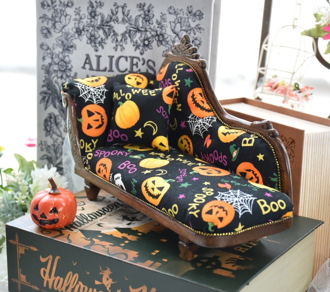 arcadian0307jp's tweet photo. ハロウィン🎃関係のお洋服やソファも持っていきます。
ぜひご覧くださいね！🎃 https://t.co/ugyBqkNIkB