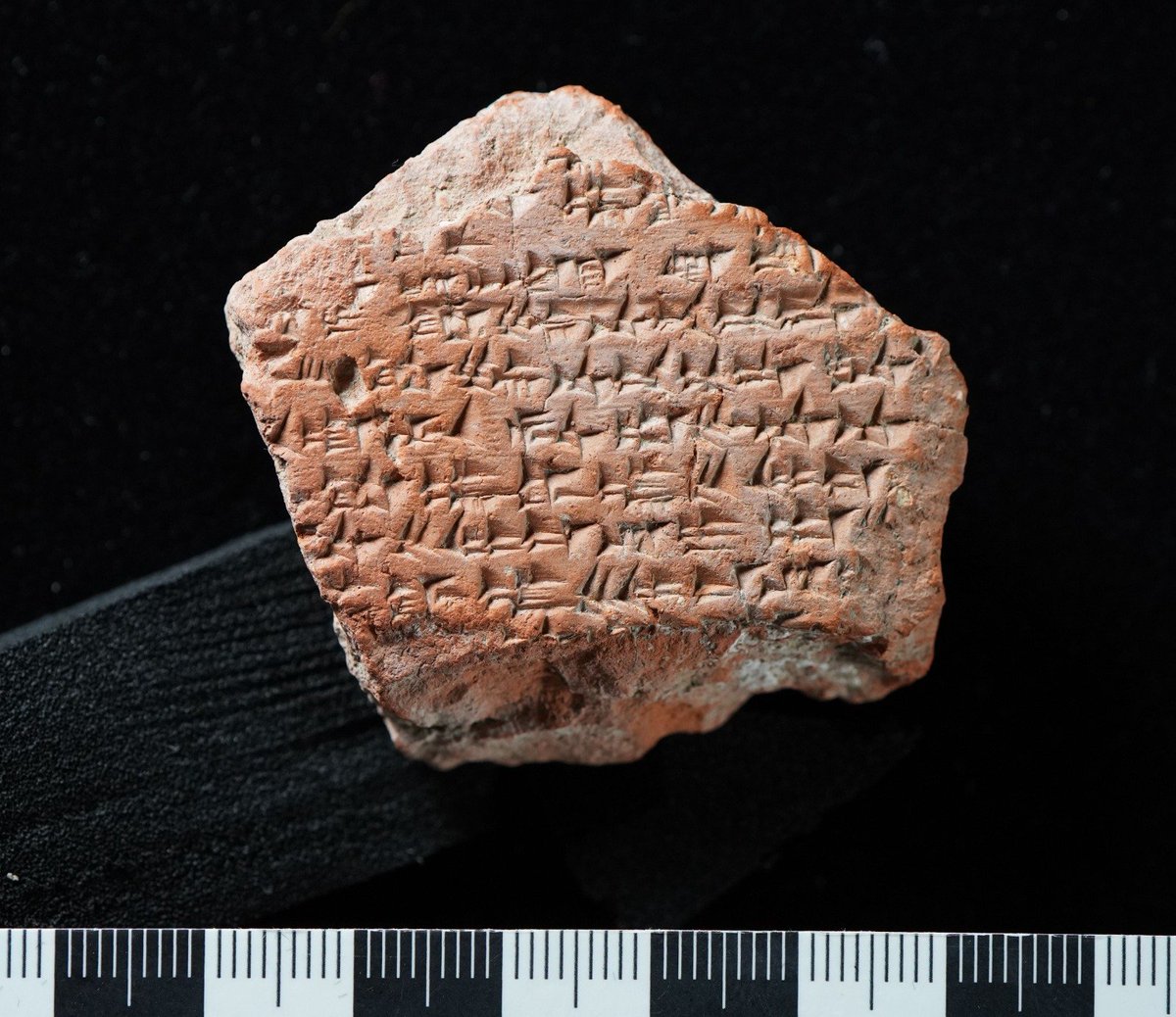 arkeolojihaber's tweet photo. 📍 Çorum’da yer alan Hattuşa’daki Büyükkale kazılarında bulunan çivi yazılı tablet parçasının, Kadeş Barış Antlaşması’nın nüshalarından birine ait olduğu bilimsel incelemelerle belirlendi. Tablette, bir ülkeden diğerine sığınan insanlara yönelik muameleyi düzenleyen hükümlere ait satırlar yer alıyor.

Haberi Kültür ve Turizm Bakanı Mehmet Nuri Ersoy paylaştı. Ersoy, “Yeni parça, antlaşmanın bir ülkeden diğerine sığınan insanlara yönelik muameleyi düzenleyen hükümlerine ait satırlar içeriyor. İnsanların evlerinin tahrip edilmemesine ilişkin ifadeler, binlerce yıl öncesinden bugünümüze güçlü bir mesaj taşıyor. 21 Eylül Dünya Barış Günü’nde kamuoyuyla paylaştığımız bu kıymetli keşif, Anadolu’nun barış ve diplomasi tarihindeki köklü yerini bir kez daha ortaya koyuyor. Binlerce yıl öncesinden günümüze ulaşan bu miras, insan hayatını ve onurunu koruma sorumluluğumuzu hatırlatıyor. Filistinli kardeşlerimiz başta olmak üzere, tüm insanların güven içinde, barış ve huzurla yaşayacağı bir gelecek diliyoruz. Bu önemli keşifte emeği geçen kazı ekibimizi ve bilim insanlarımızı gönülden tebrik ediyorum” dedi.