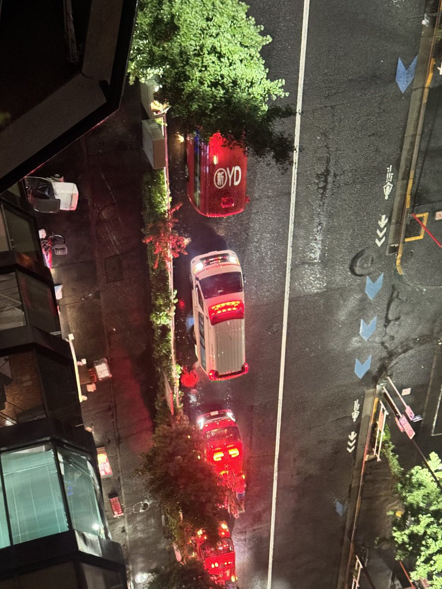 tba_tattoo's tweet photo. うちのマンション等は無事です

新宿区の消防署は優秀なので
無事消化活動すんだようで徐々に撤退し始めました

そんな中、今夜はスタジオからみえる台風の中の新宿の高層ビル群が不気味 https://t.co/lGNfkXlVVE