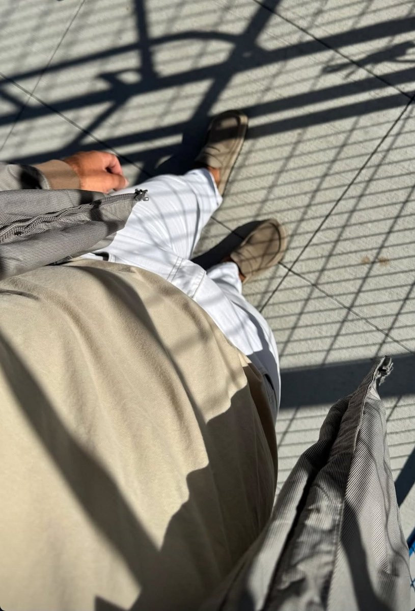SilentHeartMan's tweet photo. Hava serin olur diye sabah evden çıkarken sırtımıza geçirdiğimiz montu öğleye doğru elimize aldığımız, gölgede üşütüp 🌬 güneşte yakan ☀️ o kararsız mevsimdir: Eylül 🍂 https://t.co/AgX5EXPE8y