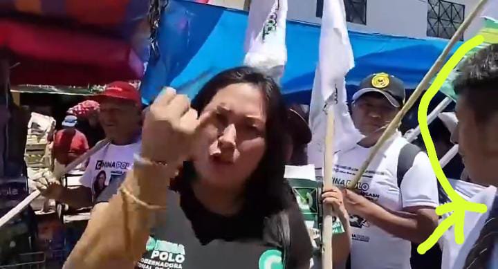 dally9163's tweet photo. @LaSalitadelSin 2. Casi al final el señor este sospechoso, voltea a ver hacia una mujer de pantalón burdeo https://t.co/9mlftn86dI