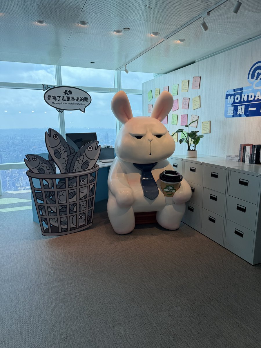 suten_hanma's tweet photo. 台北101展望台で見つけて
思わず購入した。

なんだか色合いも
あいみょんっぽい感じで
カワイイです。

景色も最高でした😊

#台湾旅行 
#台北101 
@aimyonGtter https://t.co/IlCg4ukr5R