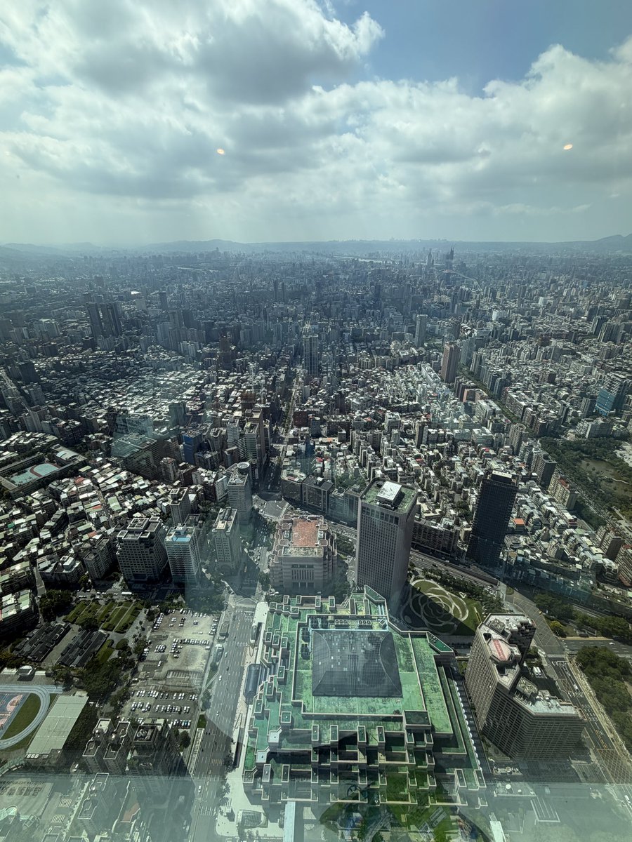 suten_hanma's tweet photo. 台北101展望台で見つけて
思わず購入した。

なんだか色合いも
あいみょんっぽい感じで
カワイイです。

景色も最高でした😊

#台湾旅行 
#台北101 
@aimyonGtter https://t.co/IlCg4ukr5R