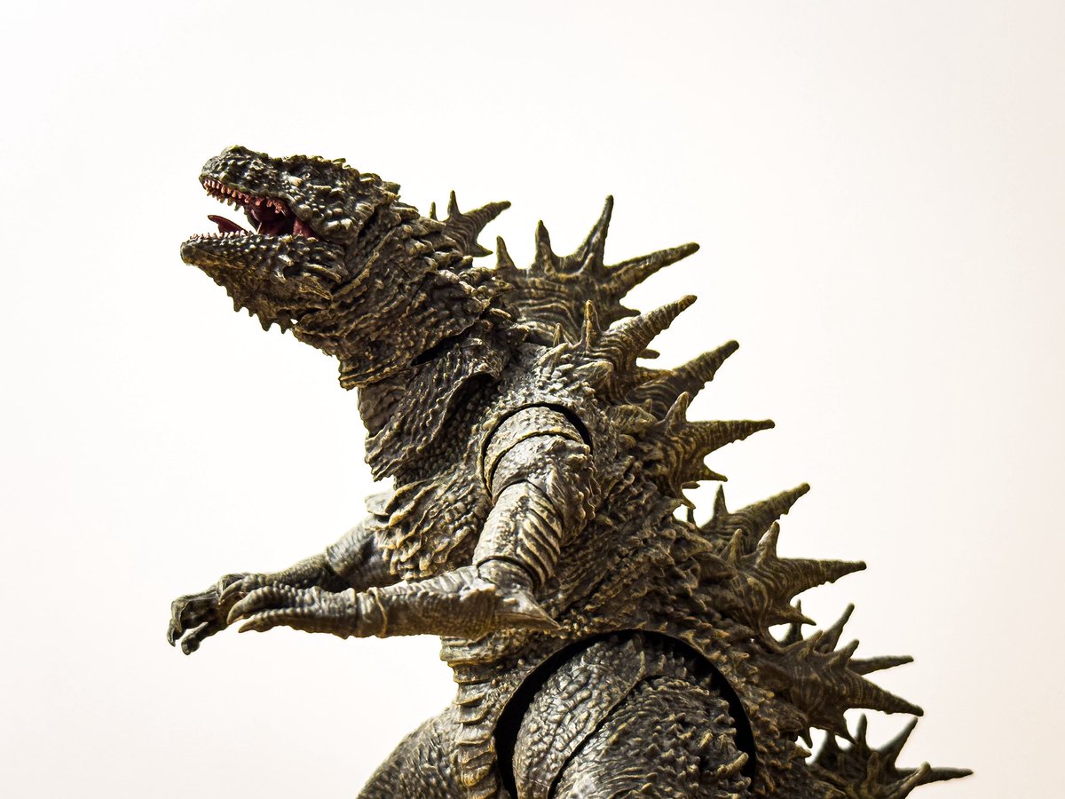 mobebeseijin's tweet photo. S.H.MonsterArts 呉爾羅 開封！②
立ち姿の形にすると、イグアナ感がちょっと強まる印象。咆哮のポーズも再現可能なので、それなりの可動域かなという感じです
#ゴジラ　#godzilla #SHMA #モンアツ https://t.co/mUN7TOtyWZ