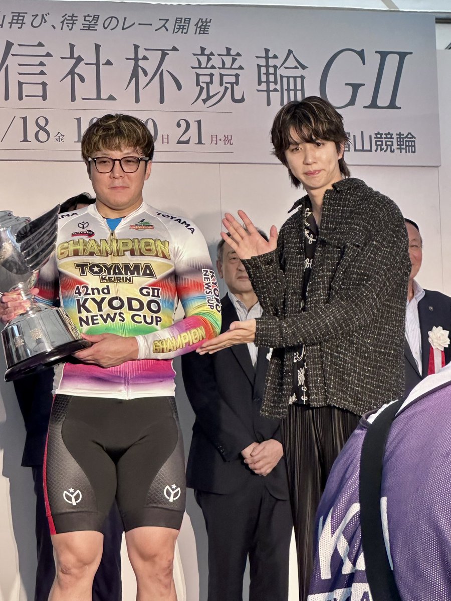 taoguchi's tweet photo. #富山競輪  #共同通信社杯競輪 GⅡ

 #佐々木悠葵 選手、優勝おめでとうございます🏆

表彰式も大盛り上がり😆
ご結婚のお祝いも相まって、
祝福ムードいっぱいでした❤️

はじめしゃちょーもプレゼンターで
楽しく素敵な表彰式でしたー✨✨ https://t.co/wkFIHK499B