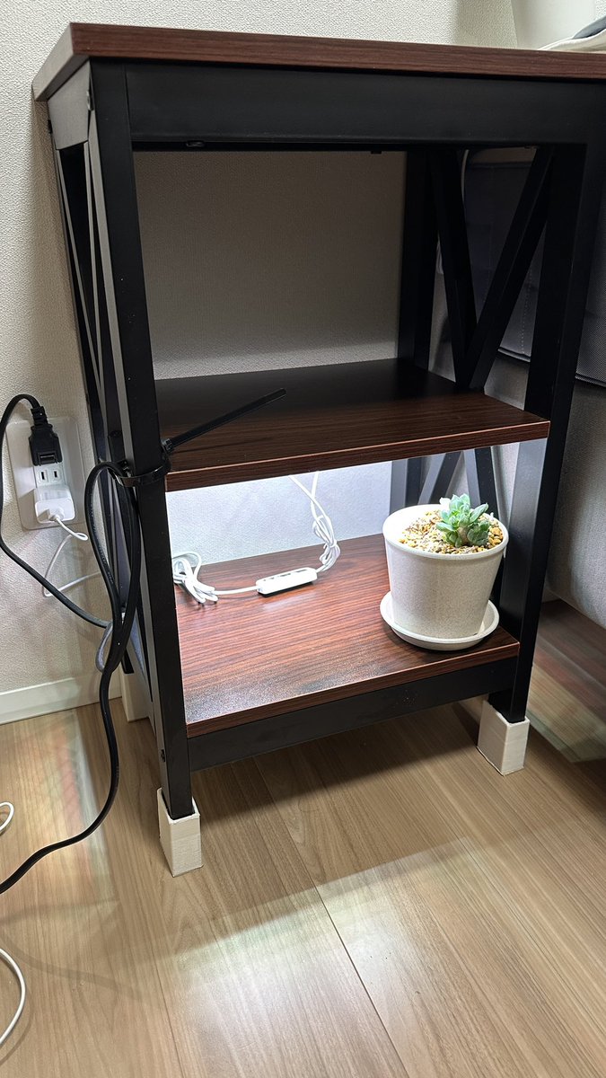 healthy_Minerva's tweet photo. 部屋で唯一ルンバが下を通れなかったベッドサイドチェストに下駄を履かせた
ABSで出力したパーツにフェルトシールを噛ませて床面対策もした
なお3Dプリンターで作る意味はない https://t.co/ZbvOA2JNeN