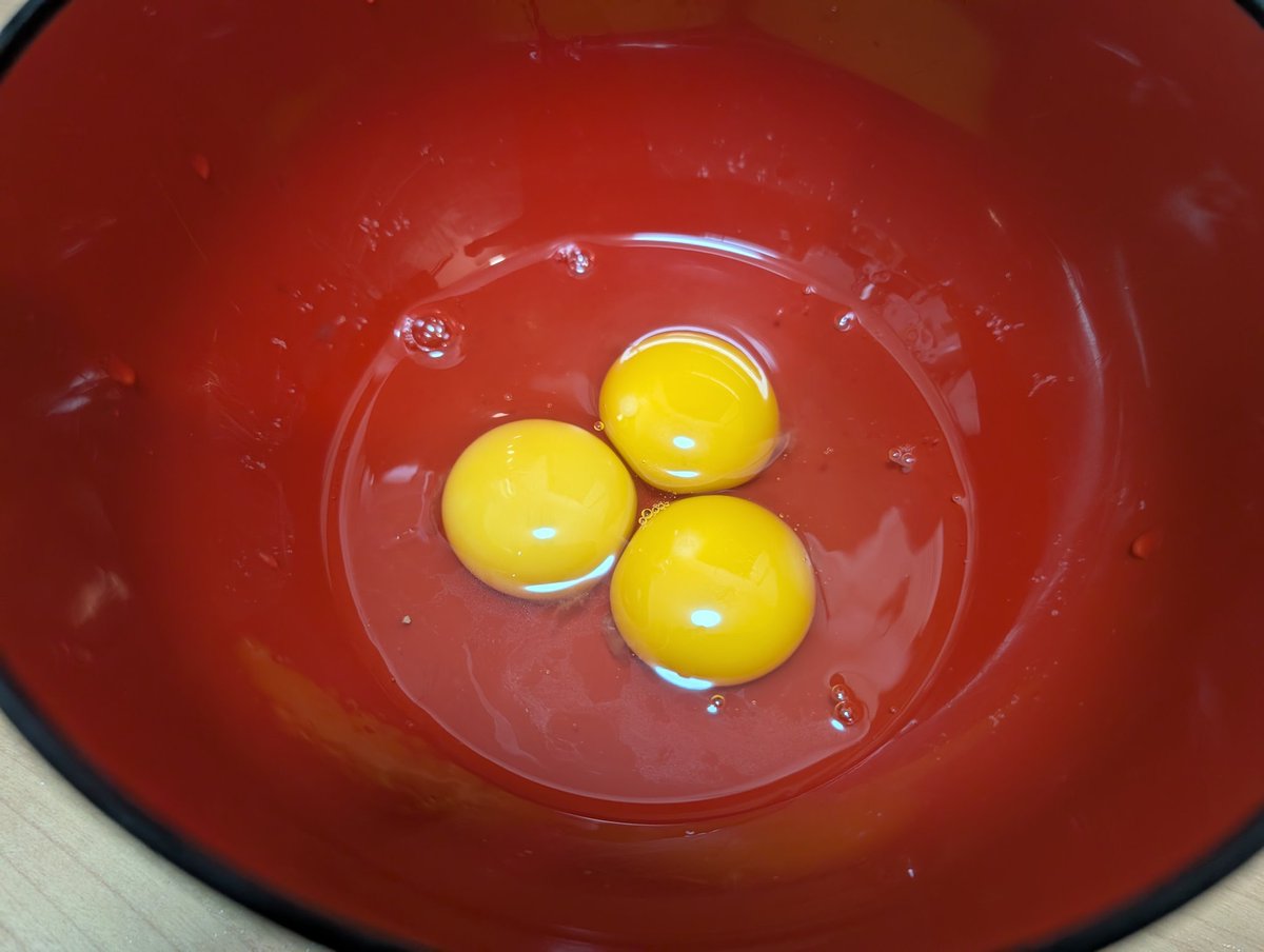 naze6622's tweet photo. キジの卵がめっちゃ美味しい！！！
卵は小さめだけど、黄身の味が濃ゆい！
高級な卵であるけど食べる価値がある。 https://t.co/sB0TpNpw6A
