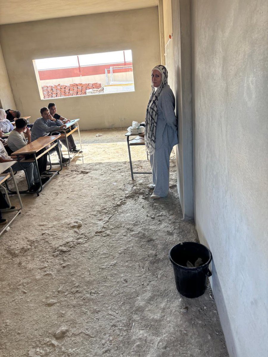 shumanfadel's tweet photo. في الجنوب... حتى على أرض من تراب، العلم لا يسقط .

لا سبورة ذكية، ولا مقاعد فاخرة، ولا أرضية مبلطة

أرضية من تراب، وجدران من حجر، لكن العيون كلها تركيز، والقلوب كلها أمل.

تحية إجلال لطلابنا الأبطال الذين يصنعون من الركام مدرسة، ومن الألم إرادة.

معلمينا الصامدين، أنتم درس في الكرامة والعزيمة.