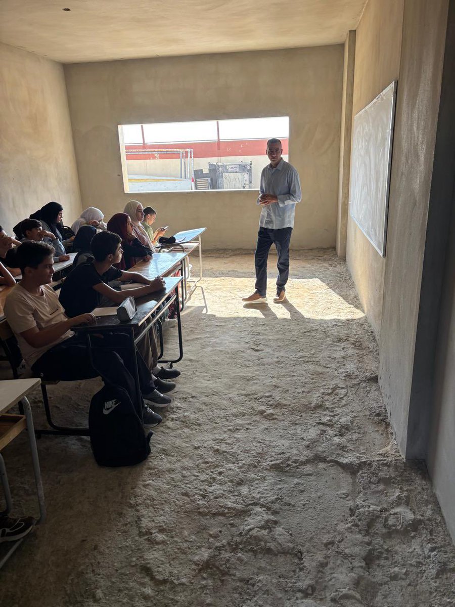 shumanfadel's tweet photo. في الجنوب... حتى على أرض من تراب، العلم لا يسقط .

لا سبورة ذكية، ولا مقاعد فاخرة، ولا أرضية مبلطة

أرضية من تراب، وجدران من حجر، لكن العيون كلها تركيز، والقلوب كلها أمل.

تحية إجلال لطلابنا الأبطال الذين يصنعون من الركام مدرسة، ومن الألم إرادة.

معلمينا الصامدين، أنتم درس في الكرامة والعزيمة.