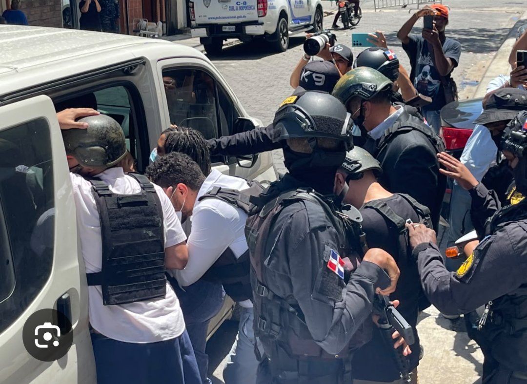 drhsalazar's tweet photo. EL SENASA 2.0 DE LOS CHIRIPEROS

La República Dominicana de hoy es un ejemplo de como aquella descripción de que vivimos en la "sociedad del espectáculo", dónde lo importante es el parecer y no el ser, definitivamemre todo gira alrededor de una  busqueda de aprobación o notoriedad en redes sociales, es aquello de la cultura de la simplicidad.

Con las piezas ya puestas sobre la mesa, es muy fácil identificar de que se trata el caso llamado SENASA 2,0, es aquel expediente entregado a las autoridades judiciales en noviembre del año 2024, hará casi 2 años, al que se refirió Santiago Hazim cuando dijo que fue el quien denunció un robo en la aseguradora pública, hablamos de casi dos años para investigar y proceder a llevar a la justicia a un "chiripero".

Lo primero que habria que preguntar es el porque de la espectacularidad de presentarse de madrugada en las casas de profesionales de la salud conocidos, y que todos ellos habían colaborado con la fiscalía, se habían presentado a todas las citas y colaborado con informaciones, si el objetivo no fuera armar un espectáculo de fin de semana para divertir a la plebe.

Primero saber cómo se inició este tema, y como medicos en ejercicio cayeron en contacto con un empleado de tercera categoria de SENASA en términos económicos, es que los atrasos en los pagos, que todos conocemos, por servicios medicos prestados a esa, y otras ARS, obligan a buscar intermediarios para el cobro, y cuando usted entrega las reclamaciones a este, incluidos van su código y detalles del caso.

Por esto, presuntamente la persona a qué nos referimos, Angel Guzmán Vasquez, tuvo acceso a esa información y pudo posteriormente usar esos nombres y códigos para reclamar y cobrar procedimientos no realizados para usarlos en su propio beneficio, lo que es un robo de recursos públicos.

Es por esto que como se lee en un titular sensacionalista del Listin Diario de hoy, se reclamaron pagos por prestaciones ginecologicas a hombres, cosas que ningún profesional de la medicina haría, pero si lo hicieron personas que no tenían idea de muchas de las patologías que estaban reportando para que se les pagara.

Pero además, hablamos de sumas ridículas frente al denunciado ya caso SENASA, algunos medicos fueron allanados y encerrados por aclaraciónes que hace tiempo dieron a las autoridades, y aún así sufren el espectáculo de polícias tumbamdoles las puertas como si fueran terroristas o narcotraficantes, y sus rostros hoy adornan las caras de los periodicos, y es que el show debe seguir.

Sacando cuentas y buscando datos, hablamos de RD$ 40 millones, por un periodo de 2 años aproximadamente, entre más de 30 acusados, dónde uno solo se llevaba entre el 40 y 60% y lo repartia con sus familiares, a ver, el 60% de 40 son RD$ 24 millones para Guzmán, y el resto RD$ 16 millones entre los 25 medicos del expediente, eso da RD$ 640 mil, si se repartieran a partes iguales.

Esos números no dan ni darán, porque el tema principal no es la justificia, es intentar justificar el abuso de poder cometido contra un grupo de profesionales de la salud, a quienes están destruyendo la vída, simplemente porque debemos seguir con un espectáculo que creo nada tiene que ver con la justicia.

¡Ay la riqueza barrial!