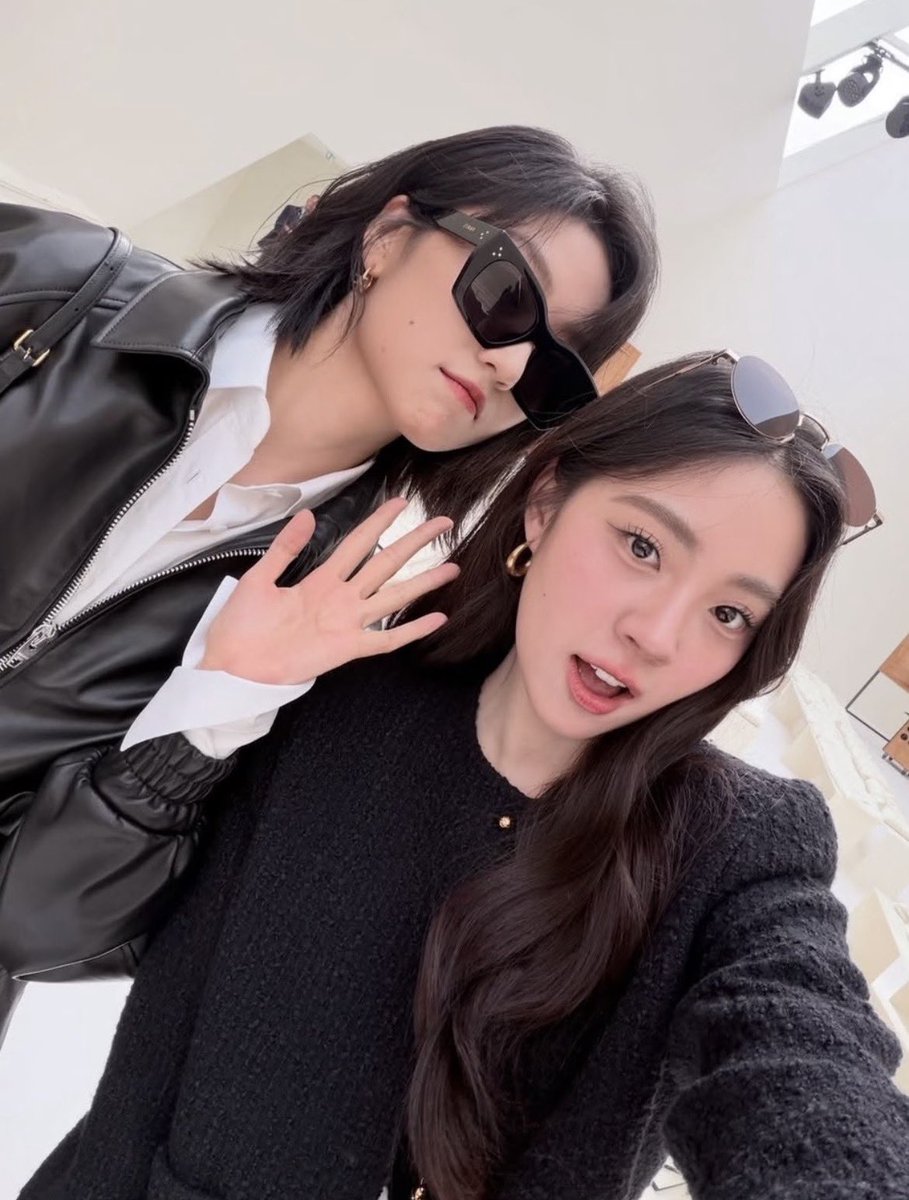 sunqiandaily's tweet photo. Thai actress #EarnFatima, well known for her lead role in the film #FlatGirls, left a comment on Sun Qian’s latest post 💛

“Cutie, you are my big sister (jiejie)!!!💗🤏🏻”

#SunQian #孙千 https://t.co/IYxbTC8C8o